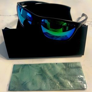 Maui Jim Men's Makoa Polarized Wrap Sunglasses Black Frame / Green Lens GM804-2M